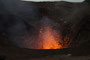 Vanuatu. Der Yasur ist einer der aktivsten Vulkane der Erde. Seit über 800 Jahren spuckt er fast im Minutentakt Lavafontänen, Steinbomben und Rauch in die Höhe. Dazu lassen gewaltige Explosionen die Erde beben. Ein phantastisches Naturschauspiel.