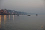 Indien. Varanasi. Was Mekka für die Moslems, das ist Varanasi für die Hindus - die Heiligste unter den Städten. Seit Jahrtausenden strömen Millionen Pilger an den Ganges, um beim rituellen Bad von ihren Sünden gereinigt zu werden.