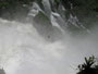"Das große Wasser". Die beeindruckenden Wasserfälle von Iguazu´. An der Grenze zwischen Brasilien und Argentinien stürzen die Fluten des Rio Iguazu´ auf einer Breite von über 2.700 m in eine 75 m tiefe Schlucht.