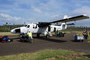 Vanuatu. Mit kleinen Twin-Otter-Maschinen werden die bewohnten Inseln angeflogen. Die Landebahnen sind meistens Gras- oder Erdpisten.