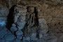 Bolivien. Das Dorf Coquesa. In dieser geheimnisvollen Höhle findet man sieben Mumien der Ureinwohner, tausende Jahre alt, aus der Zeit vor den Inkas, rituell beigesetzt an dieser heiligen Stelle.