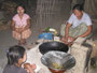 Myanmar. Abendessen im Dorf Alt-Bagan. 