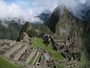 Peru. Machu Picchu. Das schönste und rätselhafteste Zeugnis der Inkazeit liegt auf 2.500 m Höhe. Vom Tal aus ist nichts von der gewaltigen Anlage zu sehen. Erst im Jahre 1911 wurden die Ruinen wiederentdeckt. Ein unbeschreiblicher Anblick.