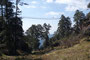 Mexico. Wanderung auf etwa 3.000 m Höhe in der Sierra de Oaxaca. Schwindelfreiheit kann hier keinesfalls schaden.