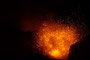 Vanuatu. Der Yasur ist einer der aktivsten Vulkane der Erde. Seit über 800 Jahren spuckt er fast im Minutentakt Lavafontänen, Steinbomben und Rauch in die Höhe. Dazu lassen gewaltige Explosionen die Erde beben. Ein phantastisches Naturschauspiel.
