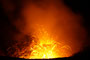 Vanuatu. Der Yasur ist einer der aktivsten Vulkane der Erde. Seit über 800 Jahren spuckt er fast im Minutentakt Lavafontänen, Steinbomben und Rauch in die Höhe. Dazu lassen gewaltige Explosionen die Erde beben. Ein phantastisches Naturschauspiel.