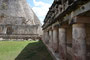 Mexico. Uxmal, ca. 600 n. Chr. entstanden, war ehemals eine der großen und kulturell bedeutenden Städte der Maya. Der Name Uxmal steht in der Mayasprache für „die dreimal Erbaute". Die Bedeutung vieler Bauten gibt bis heute noch Rätsel auf. 