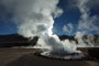 Chile. Das Geysirfeld von El Tatio. Jeden Morgen kurz vor Sonnenaufgang erwachen hier auf 4.300 m Höhe wie von Geisterhand Heißwasserfontänen und Dampfschwaden zum Leben. Bei minus 15°C ist dies ein eiskaltes Schauspiel.