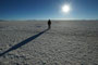 Bolivien. Im Südwesten Boliviens, auf mehr als 3600 Metern Höhe, liegt der Salar de Uyuni, der größte Salzsee unserer Erde. Über 140 km lang und 110 km breit erstreckt sich dieses weiße Wunder der Natur mit seiner fast 10 m dicken Salzkruste.