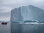 Grönland. Bootsfahrt im Polarmeer. Diese riesigen Eisberge sind Abbruchstücke des Inlandeises auf Grönland.
