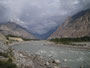 Pakistan. Hinter Gilgit erreicht der Karakorum Highway den Hunza-Fluss und damit das Hunza-Land.