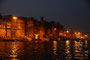 Indien. Varanasi. Was Mekka für die Moslems, das ist Varanasi für die Hindus - die Heiligste unter den Städten. Seit Jahrtausenden strömen Millionen Pilger an den Ganges, um beim rituellen Bad von ihren Sünden gereinigt zu werden.