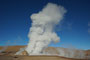 Chile. Das Geysirfeld von El Tatio. Jeden Morgen kurz vor Sonnenaufgang erwachen hier auf 4.300 m Höhe wie von Geisterhand Heißwasserfontänen und Dampfschwaden zum Leben. Bei minus 15°C ist dies ein eiskaltes Schauspiel.