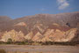 Argentinien. Das Dorf Maimara liegt, umgeben von vielfarbigen Bergen, inmitten der Humahuaca-Schlucht.