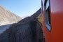 Argentinien. Mit dem Tren a las Nubes, dem Zug in die Wolken, befährt man eine der höchstgelegenen und spektakulärsten Eisenbahnstrecken der Erde. Über 13 Viadukte, durch 21 Tunnel, 2 Gleisspiralen und 2 "Zickzacks" fährt der Zug bis auf 4.188 m Höhe.