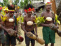 Papua Neuguinea. Provinz East Sepik. Dorfbesuch am Sepik-Fluss. Das Tanzen und Singen hat in der Kultur von Papua Neuguinea einen sehr hohen Stellenwert. Ein Sing Sing mit Geistertanz festigt den Zusammenhalt des Stammes und schreckt die Feinde ab.