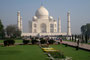 Indien. Agra. Das Taj Mahal ist das Zeichen einer unsterblichen Liebe und eines der schönsten Bauwerke auf unserer Erde. Der Großmogul Shah Jahan ließ es zum Gedenken an seine im Jahre 1631 verstorbene Lieblingsfrau Mumtaz Mahal erbauen. 