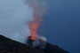 Süditalien. Insel Stromboli. Alle 20-30 Minuten schleudert der gleichnamige Vulkan Lava in 200 m Höhe. Seit der Antike wird er "Leuchtturm des Mittelmeeres" genannt. Aus relativ sicherer Entfernung kann man dieses einmalige Naturschauspiel bewundern.