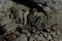 Bolivien. Das Dorf Coquesa. In dieser geheimnisvollen Höhle findet man sieben Mumien der Ureinwohner, tausende Jahre alt, aus der Zeit vor den Inkas, rituell beigesetzt an dieser heiligen Stelle.