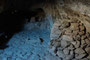 Bolivien. Das Dorf Coquesa. In dieser geheimnisvollen Höhle findet man sieben Mumien der Ureinwohner, tausende Jahre alt, aus der Zeit vor den Inkas, rituell beigesetzt an dieser heiligen Stelle.