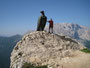 Südtirol. Dolomiten. Der Rosengarten. Der 3 Meter hoher Bronzeadler ist ein Denkmal für Dr. Theodor Christomannos, einen leidenschaftlichen Bergsteiger und Pionier, der bei der touristischen Erschließung dieses Gebietes eine entscheidende Rolle spielte.