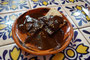 Mexico. Puebla. Mittagessen im einheimischen Restaurant "Que Chula es Puebla". Ein beliebter Snack in Mexico sind "Totopos" - Chips mit Schokoladen-Chili-Soße.
