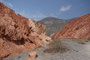 Argentinien. Das Dorf Pumamarca. Hinter dem Dorf liegt der Cerro de los Siete Colores, der "Berg der sieben Farben". Die verschiedenen Farbschattierungen entstehen durch die hohe Konzentration unterschiedlichster Mineralien in den Gesteinen.
