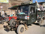 Myanmar. Die Stadt Pindaya. Selbstgebastelter LKW.