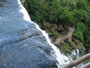 "Das große Wasser". Die beeindruckenden Wasserfälle von Iguazu´. An der Grenze zwischen Brasilien und Argentinien stürzen die Fluten des Rio Iguazu´ auf einer Breite von über 2.700 m in eine 75 m tiefe Schlucht.