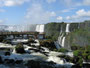 "Das große Wasser". Die beeindruckenden Wasserfälle von Iguazu´. An der Grenze zwischen Brasilien und Argentinien stürzen die Fluten des Rio Iguazu´ auf einer Breite von über 2.700 m in eine 75 m tiefe Schlucht.
