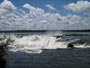 "Das große Wasser". Die beeindruckenden Wasserfälle von Iguazu´. An der Grenze zwischen Brasilien und Argentinien stürzen die Fluten des Rio Iguazu´ auf einer Breite von über 2.700 m in eine 75 m tiefe Schlucht.