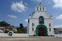Mexico. Die Kirche von Chamula ist etwas ganz Besonderes. Messen und einen Altar gibt es nicht. Dafür brennen hunderte Kerzen zwischen Kiefernadeln auf dem Boden. Die Luft ist voller Rauch. Hühner werden in der Kirche geopfert. Fotografieren unmöglich.