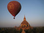 Myanmar. Bagan ist das weitläufigste buddhistische Ruinenfeld der Erde und eine der großartigsten Sehenswürdigkeiten Südostasiens. Mehr als 2.000 Tempel wurden hier über viele Jahrhunderte errichtet. 