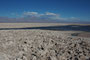 Chile. Der Salar de Atacama, die "Salzstelle von Atacama" ist das größte aktive Salzton-Becken in Nord-Chile. Der Salar liegt auf 2.300 m Höhe, in einer abflusslosen Senke am Fuße der Andenkordillere.