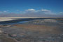 Chile. Mitten im Salar de Atacama liegt die Chaxa Lagune, die aus verschiedenen unterirdischen Wasseradern gespeist wird. Hier findet man zahlreiche Flamingos.