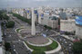 Argentinien. Hauptstadt Buenos Aires. Die "Avenida 9 de Julio" ist die Prachtstraße der Stadt. Der 67 m hohe Obelisk wurde zum 400. Jahrestag der Stadtgründung von Buenos Aires im Jahre 1936 erbaut.