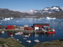 Grönland. Tasiilaq ist mit etwa 2.000 Einwohnern die größte Siedlung an der Ostküste Grönlands.