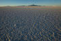 Bolivien. Im Südwesten Boliviens, auf mehr als 3600 Metern Höhe, liegt der Salar de Uyuni, der größte Salzsee unserer Erde. Über 140 km lang und 110 km breit erstreckt sich dieses weiße Wunder der Natur mit seiner fast 10 m dicken Salzkruste.