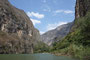 Mexico. Bootstour durch den grandiosen Sumidero-Canyon im Bundestaat Chiapas. Der Rio Grijalva hat hier in Jahrtausenden eine bis zu 1000 m tiefe Schlucht in die Felsen geschnitten.