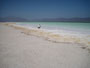 Djibouti. Der Assal-See liegt etwa 173 m unter dem Meeresspiegel. Hier an diesem Salzsee befindet sich der tiefste Punkt von Afrika. 