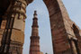 Indien. Hauptstadt Dehli. Das Qutb Minar ist ein Sieges- und Wachturm sowie Minarett. Es zählt mit seinen 72 m immer noch zu den höchsten Turmbauten der islamischen Welt.