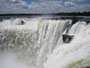 "Das große Wasser". Die beeindruckenden Wasserfälle von Iguazu´. An der Grenze zwischen Brasilien und Argentinien stürzen die Fluten des Rio Iguazu´ auf einer Breite von über 2.700 m in eine 75 m tiefe Schlucht.