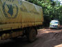 Liberia. Fahrt durch den liberianischen Dschungel nach Gbarnga. Der tiefe Schlamm war zu viel für unser Wägelchen. Einige Male blieb der Kleinbus stecken. Dank unkomplizierter Hilfe von vorbeikommenden LKW´s konnte es trotzdem weitergehen. 