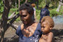 Vanuatu. Ein besonderer Höhepunkt ist der Besuch in den einheimischen Dörfern. Nur wenige Touristen finden den Weg hierher. Die gastfreundlichen Menschen leben von und mit der Natur.