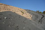 Süditalien. Insel Vulcano. Zum Abstieg vom Vulkankrater surft man einfach auf der losen Asche in die Tiefe. Innerhalb kürzester Zeit sind die 400 Höhenmeter vernichtet.