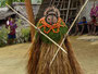 Papua Neuguinea. Provinz East Sepik. Dorfbesuch am Sepik-Fluss. Das Tanzen und Singen hat in der Kultur von Papua Neuguinea einen sehr hohen Stellenwert. Ein Sing Sing mit Geistertanz festigt den Zusammenhalt des Stammes und schreckt die Feinde ab.