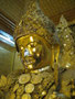 Myanmar. In der Stadt Mandalay. Besuch der Mahamyat Muni Pagode. Im Zentrum des Tempels thront der goldbeladene Mahamuni-Buddha. Er ist das Nationalheiligtum der Einheimischen. Bisher wurden von den Pilgern etwa 225 kg Blattgold an den Budhha geklebt.