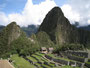 Peru. Machu Picchu. Das schönste und rätselhafteste Zeugnis der Inkazeit liegt auf 2.500 m Höhe. Vom Tal aus ist nichts von der gewaltigen Anlage zu sehen. Erst im Jahre 1911 wurden die Ruinen wiederentdeckt. Ein unbeschreiblicher Anblick.