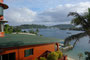 Vanuatu. Die internationalen Flüge kommen in der Hauptstadt Port Vila an. Je nach Flugroute beträgt die Anreisezeit zwischen 30 und 40 Stunden. Dank neun Stunden Zeitverschiebung bekommt man ein völlig neues Tagesgefühl.