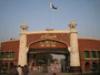 Pakistan. Provinz Punjab. Nahe der Stadt Wagah gibt es den einzigen Grenzübergang von Pakistan nach Indien. Jeden Abend findet hier eine spektakuläre Grenzschließungszeremonie statt. Beiderseits der Grenze feiern dabei tausende Besucher.